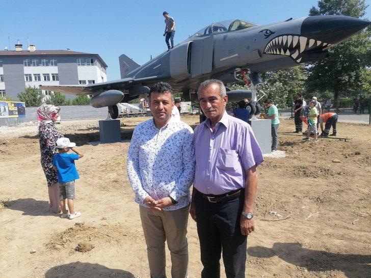 Şehit pilotun anısına ilçeye getirilen savaş uçağı itilerek konulacağı alana götürüldü G1