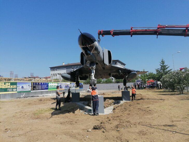 Şehit pilotun anısına ilçeye getirilen savaş uçağı itilerek konulacağı alana götürüldü G2
