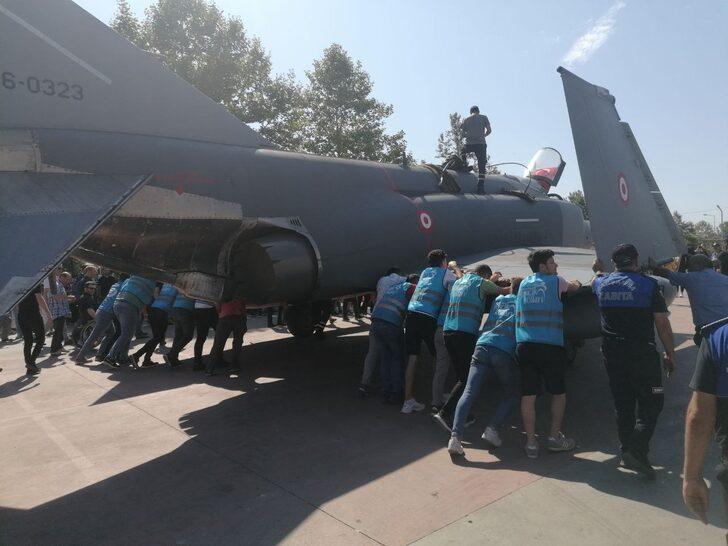 Şehit pilotun anısına ilçeye getirilen savaş uçağı itilerek konulacağı alana götürüldü G3