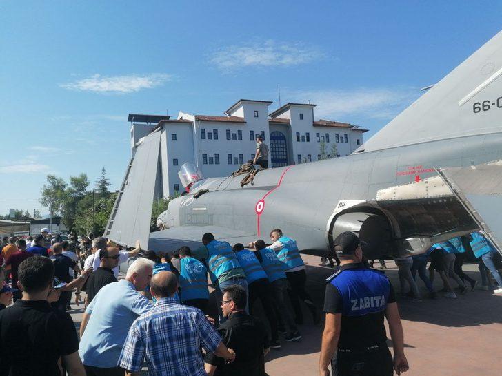 Şehit pilotun anısına ilçeye getirilen savaş uçağı itilerek konulacağı alana götürüldü G4