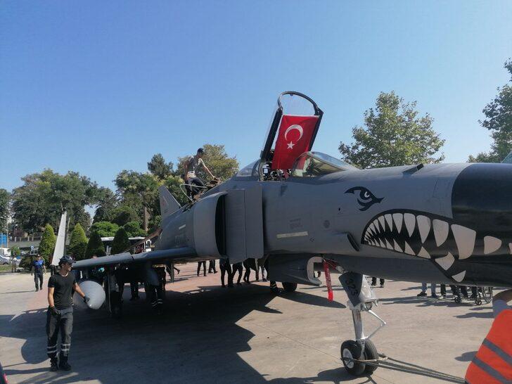 Şehit pilotun anısına ilçeye getirilen savaş uçağı itilerek konulacağı alana götürüldü G5