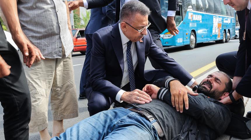 Fuat Oktay'dan anlamlı hareket! Makam aracını durdurup yardıma koştu