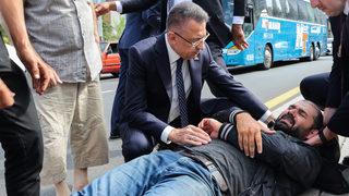 Fuat Oktay'dan anlamlı hareket! Makam aracını durdurup yardıma koştu