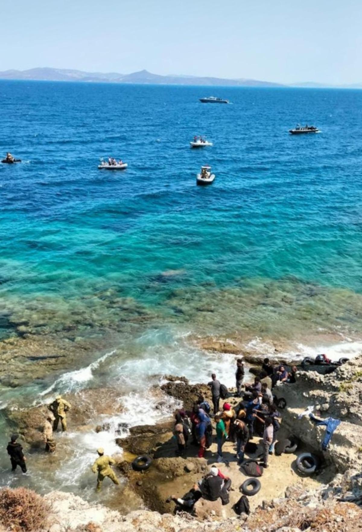 İzmir'de botları kıyıya vuran 47 d&uuml;zensiz g&ouml;&ccedil;men kurtarıldı