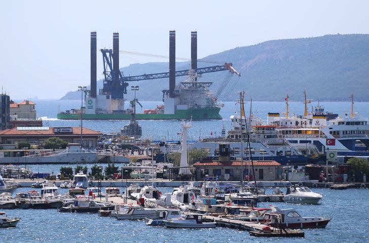 Yalova'da bakıma alınacak dev platform Çanakkale Boğazı'ndan geçti G1