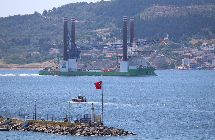 Yalova'da bakıma alınacak dev platform Çanakkale Boğazı'ndan geçti G2