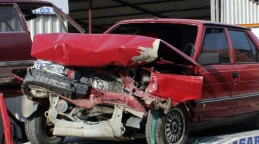 Tavşanlı’da otomobiller çarpıştı: 3 yaralı