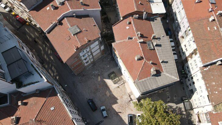 Bursa'da binalar arasında kalan Aşık Yunus Türbesi gün ışığına çıkarılıyor G1