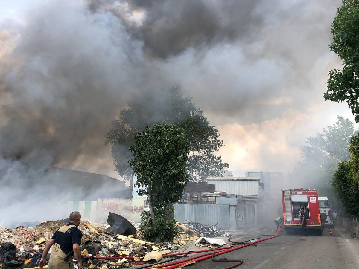 Bursa'da hurdalıkta &ccedil;ıkan yangına m&uuml;dahale ediliyor