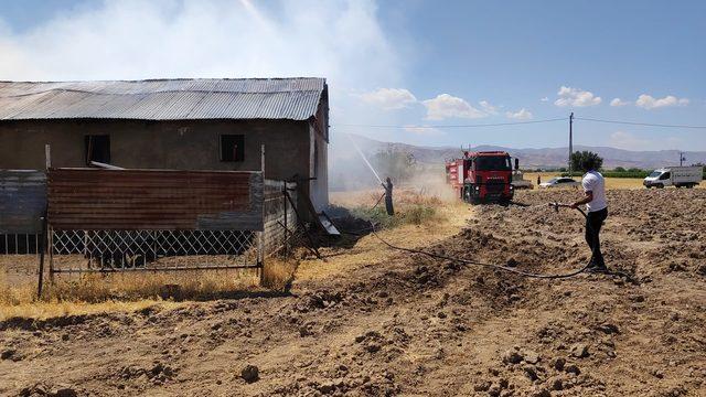 Elazığ'da ahırda çıkan yangında 30 ton saman yandı