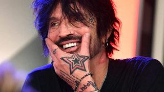 Dünyaca ünlü Motley Crue'nun üyesi Tommy Lee'den skandal paylaşım! Takipçileri şok oldu