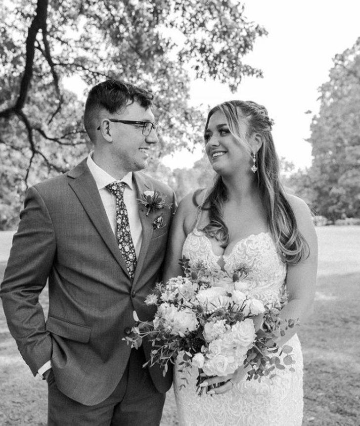 Çok eşli çift, kız arkadaşlarından düğünlerinde nedimeleri olmasını istedi!  ''Üçümüz bir yatakta uyuyoruz'' G5