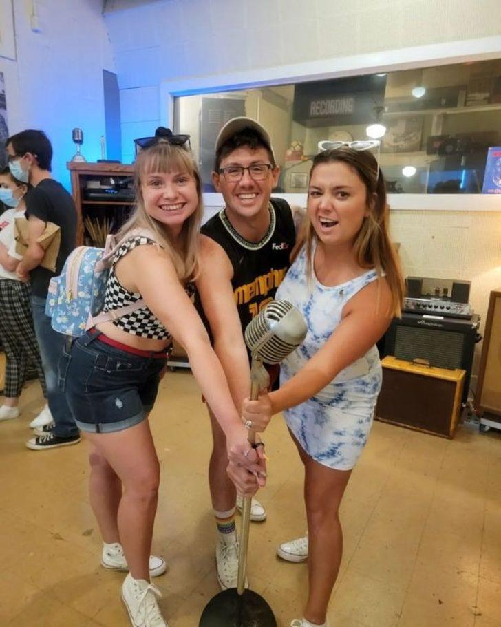 Çok eşli çift, kız arkadaşlarından düğünlerinde nedimeleri olmasını istedi!  ''Üçümüz bir yatakta uyuyoruz'' G3