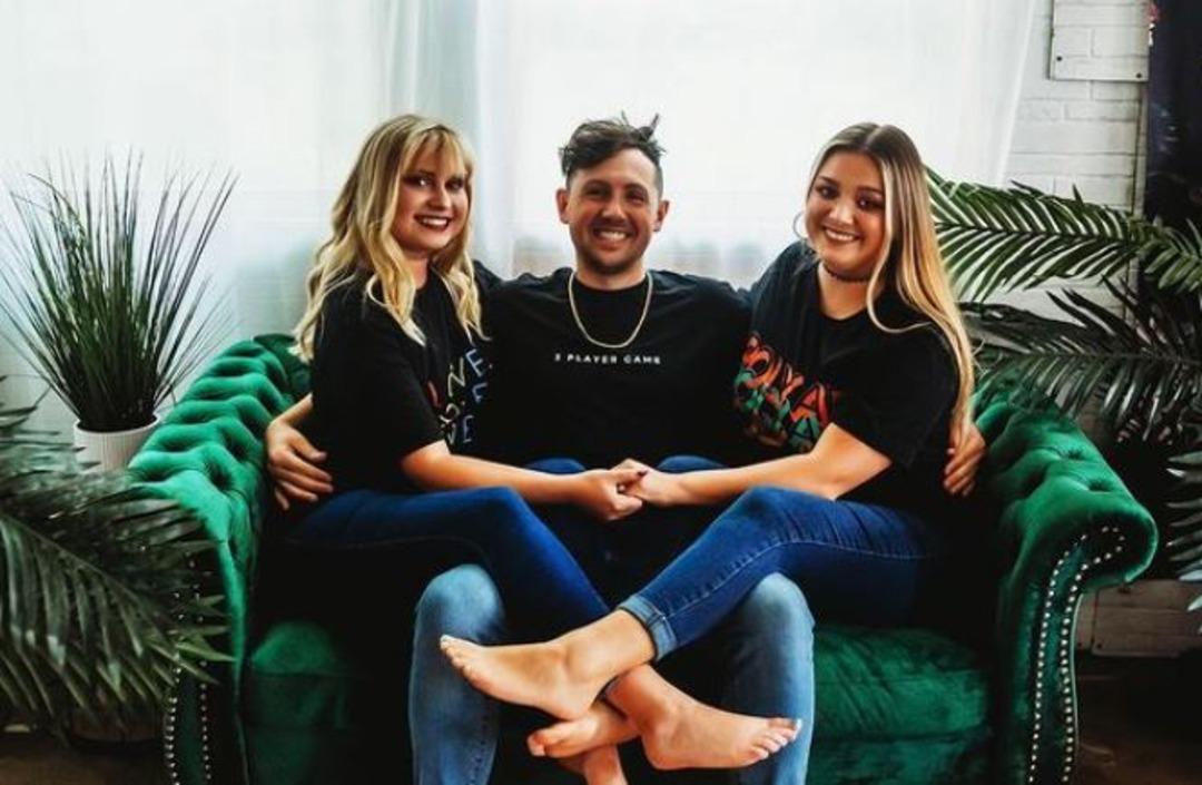 &Ccedil;ok eşli &ccedil;ift, kız arkadaşlarından d&uuml;ğ&uuml;nlerinde nedimeleri olmasını istedi!  ''&Uuml;&ccedil;&uuml;m&uuml;z bir yatakta uyuyoruz''