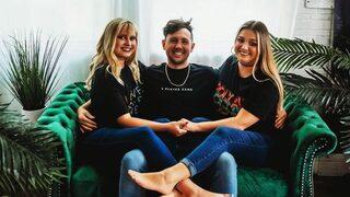 Çok eşli çift, kız arkadaşlarından düğünlerinde nedimeleri olmasını istedi!  ''Üçümüz bir yatakta uyuyoruz''