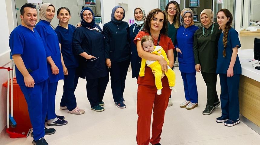 Doğuştan kalp hastası bebek 2,5 aylık yoğun bakım tedavisiyle hayata tutundu