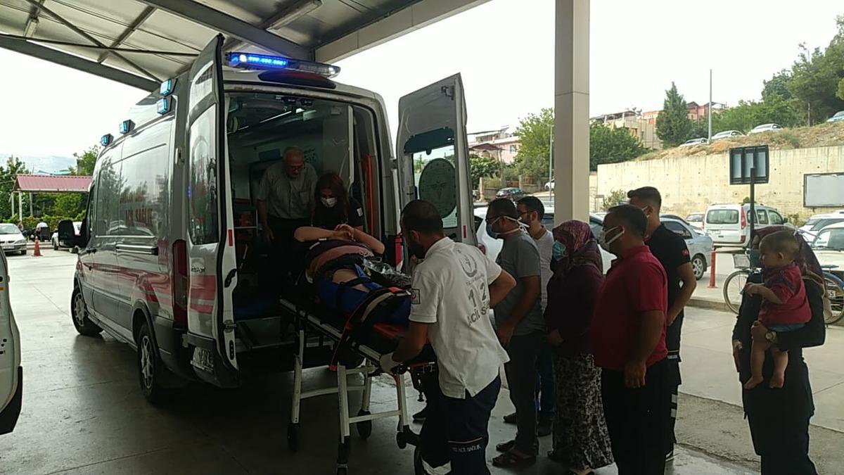 Adana'da kamyonetle &ccedil;arpışan otomobildeki 1 kişi &ouml;ld&uuml;, 3 kişi yaralandı