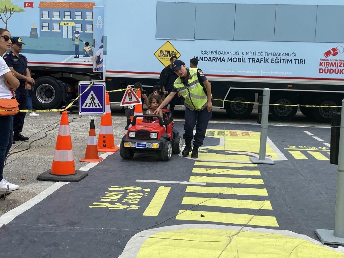 Zonguldak'ta emniyet kemerinin &ouml;nemi sim&uuml;lasyon aracıyla anlatıldı
