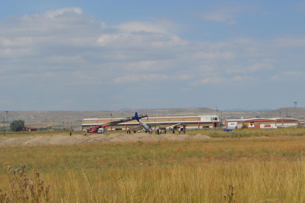 Afyonkarahisar'da zorunlu iniş yapan eğitim u&ccedil;ağı b&ouml;lgeden g&ouml;t&uuml;r&uuml;ld&uuml;