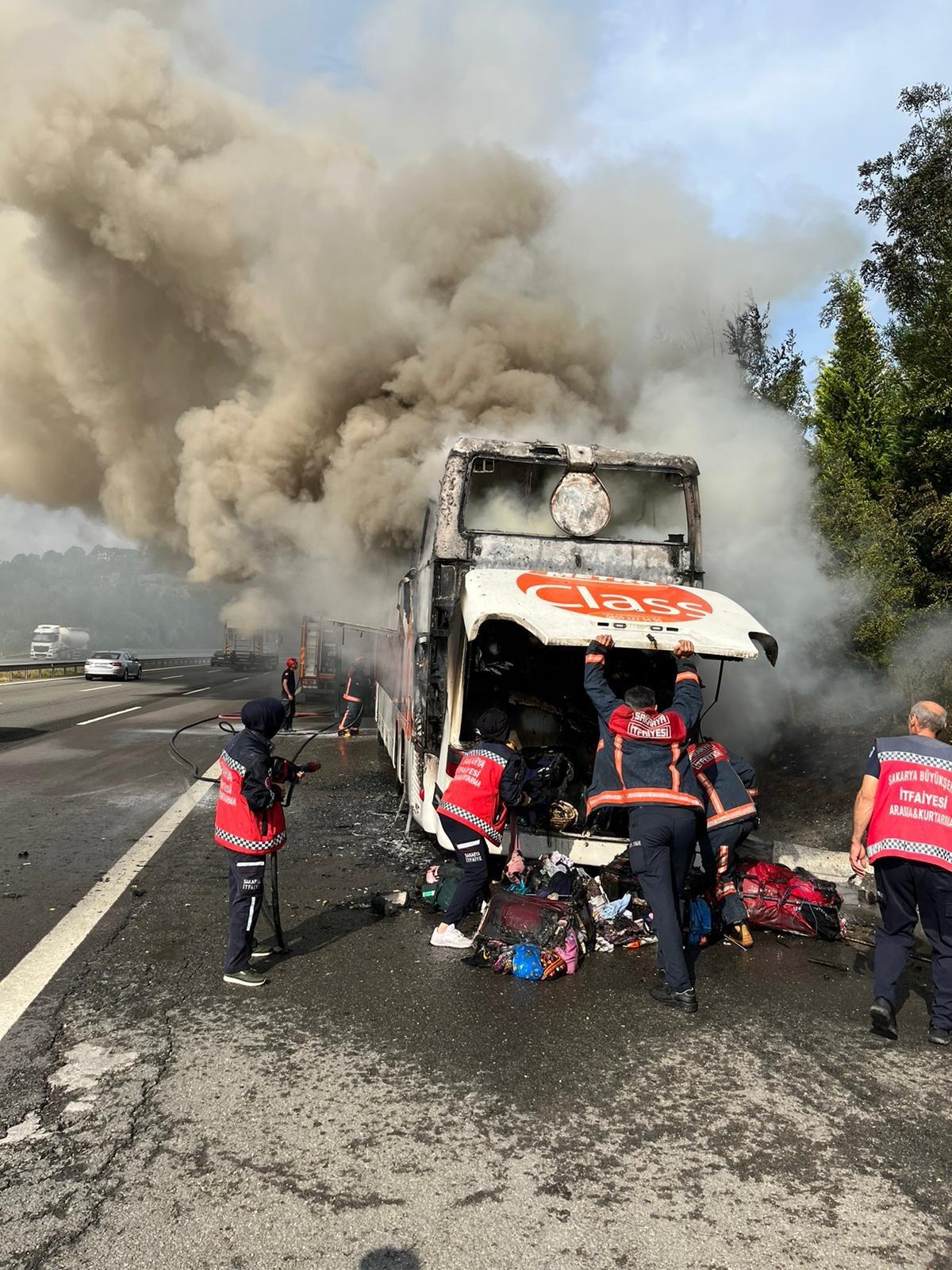 Sakarya'da seyir halindeki otob&uuml;ste &ccedil;ıkan yangın s&ouml;nd&uuml;r&uuml;ld&uuml;