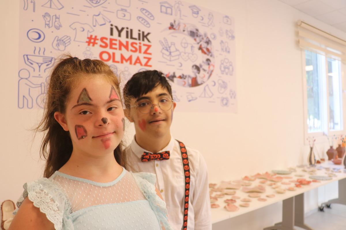 Adana'da &ouml;zel gereksinimli bireylerin yaptıkları el işleri sergilendi