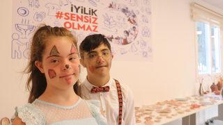 Adana'da özel gereksinimli bireylerin yaptıkları el işleri sergilendi