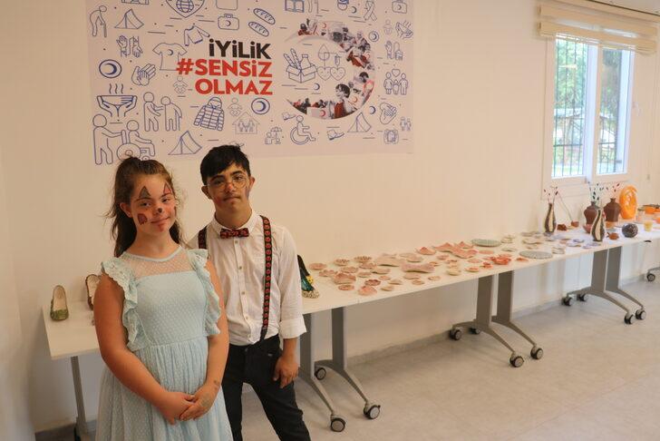 Adana'da özel gereksinimli bireylerin yaptıkları el işleri sergilendi G2