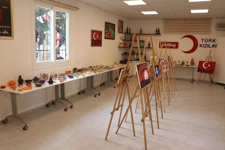 Adana'da özel gereksinimli bireylerin yaptıkları el işleri sergilendi G3