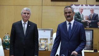 Milli Eğitim Bakanı Özer, Sakarya'da belediye ile iş birliği protokolü imzaladı