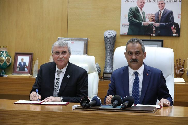 Milli Eğitim Bakanı Özer, Sakarya'da belediye ile iş birliği protokolü imzaladı G2