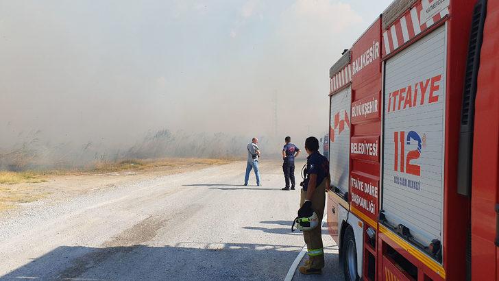 Balıkesir'de sazlık alanda çıkan yangın söndürüldü G5