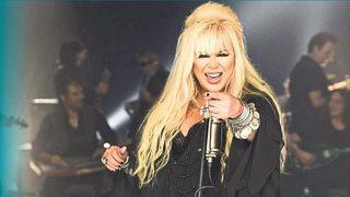 Müziği bıraktığını söyleyen Zerrin Özer geri döndü! Cemevinde klip çekti