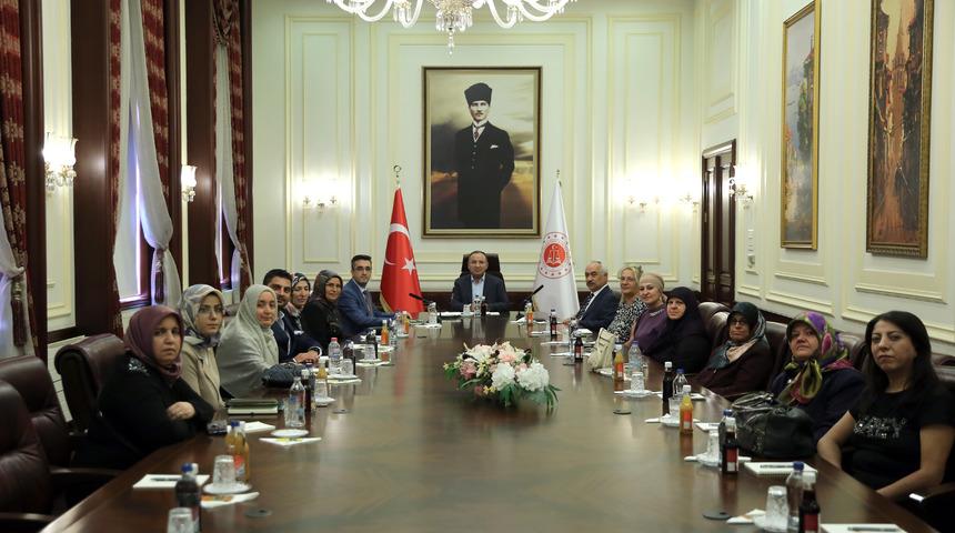 Adalet Bakanı Bozdağ, bağımlılıkla mücadelede yer alan anneleri kabul etti