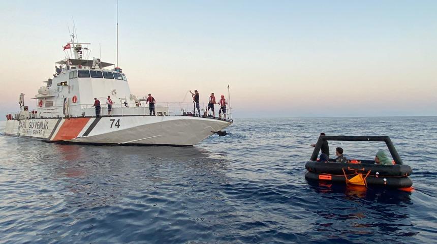 Aydın a&ccedil;ıklarında geri itilen 5 d&uuml;zensiz g&ouml;&ccedil;men kurtarıldı