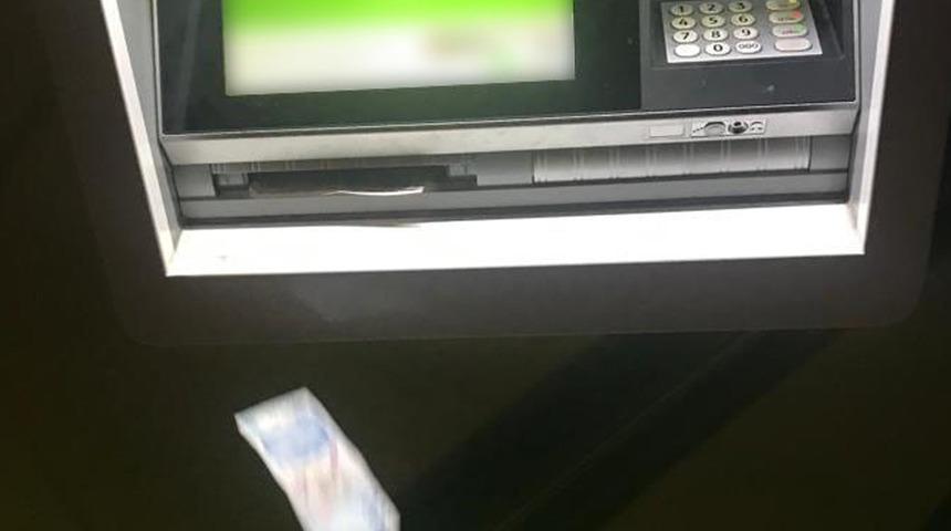 Daha önce böylesini duymadınız! ATM etrafa para saçtı, vatandaş ne yapacağını şaşırdı