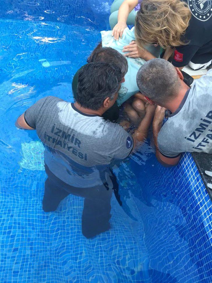 İzmir'de bileği havuzdaki boruya sıkışan çocuğu itfaiye ekipleri kurtardı G2