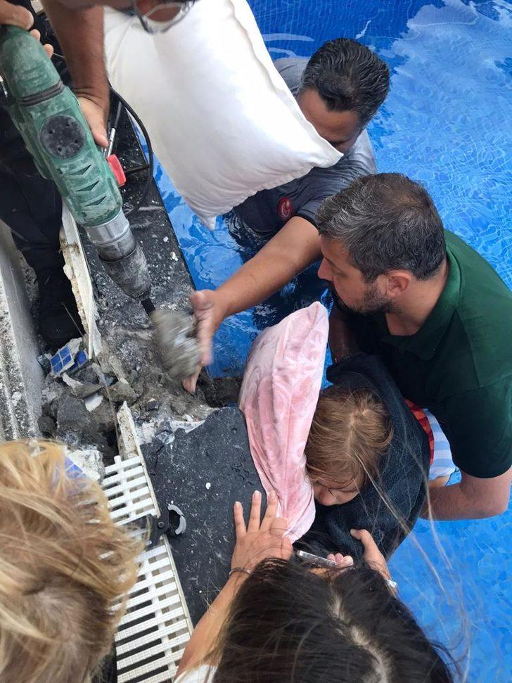 İzmir'de bileği havuzdaki boruya sıkışan çocuğu itfaiye ekipleri kurtardı G3