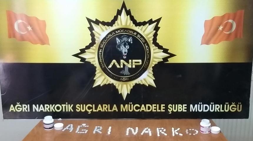 Ağrı'da sırt çantasında sentetik ecza ele geçirilen İranlı yolcu tutuklandı