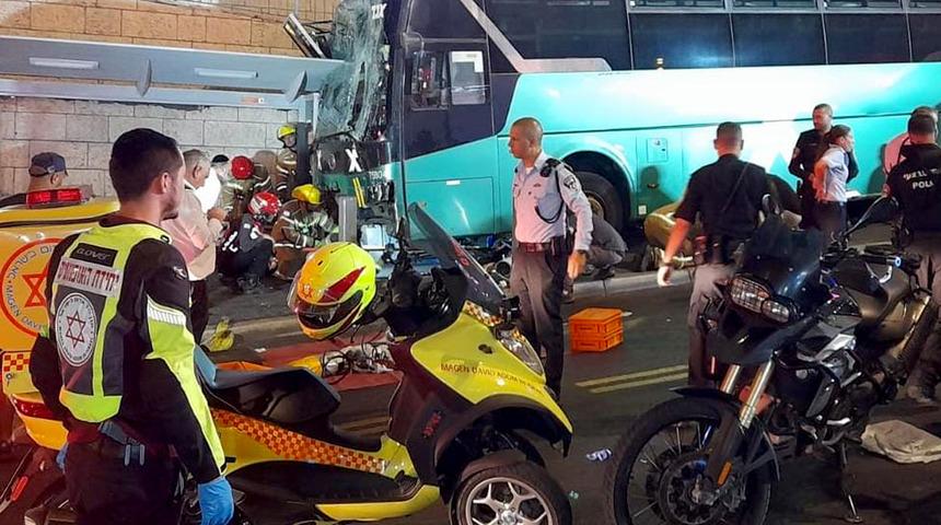 Kudüs'te katliam gibi kaza! Otobüs, durağa daldı