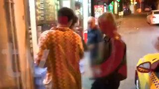 Arctic Monkeys üyelerine Beyoğlu'nda bakkaldan sert tepki! İngilizce küfür ederek müzisyenleri kovdu