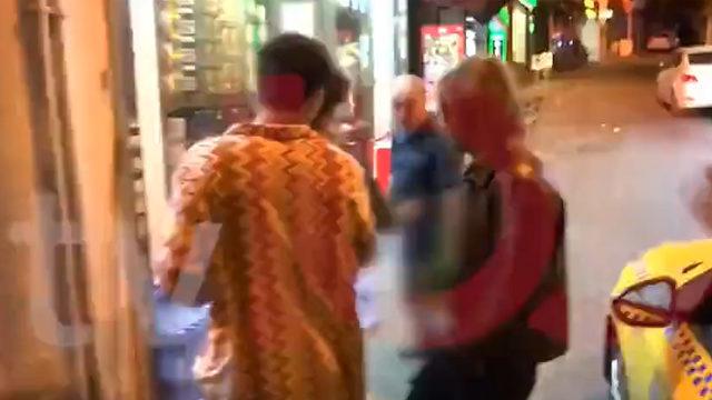 Arctic Monkeys üyelerine Beyoğlu'nda bakkaldan sert tepki! İngilizce küfür ederek müzisyenleri kovdu