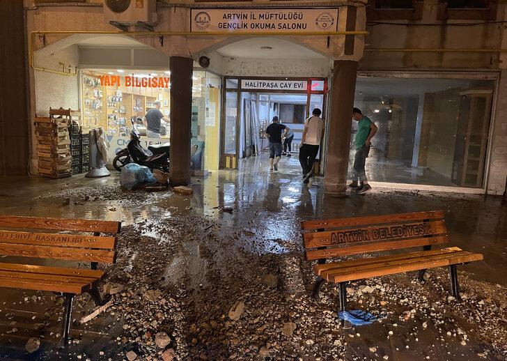 Artvin'de sağanak su baskınlarına neden oldu