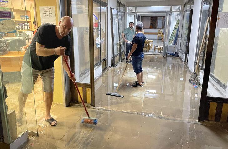 Artvin'de sağanak su baskınlarına neden oldu