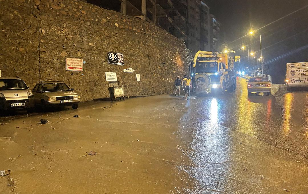 Artvin'de sağanak su baskınlarına neden oldu