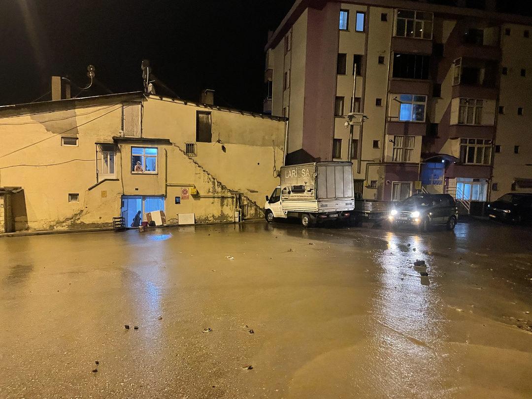 Artvin'de sağanak su baskınlarına neden oldu