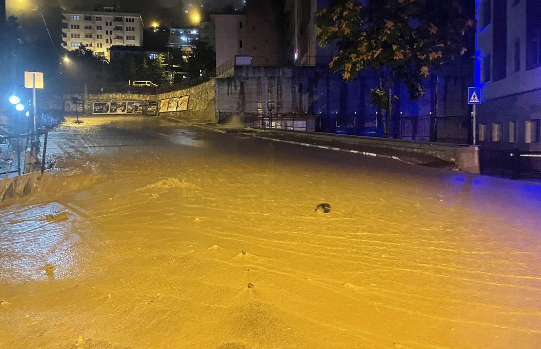 Artvin'de sağanak su baskınlarına neden oldu