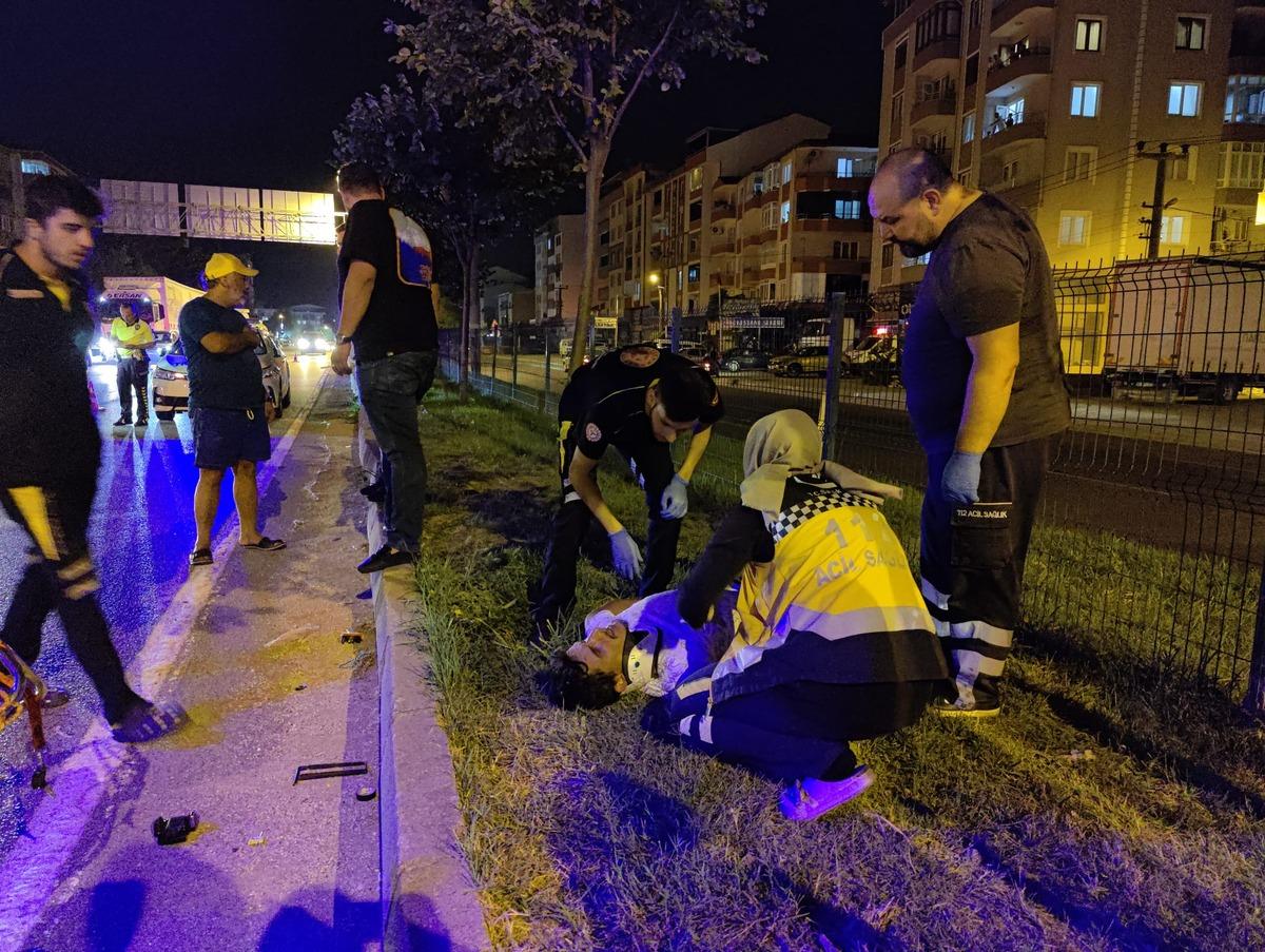 Bursa'da trakt&ouml;rle &ccedil;arpışan motosikletteki 2 kişi yaralandı