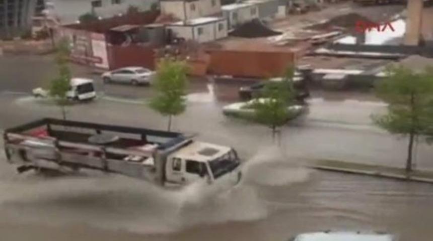 Ankara'da sağanak yağış etkili oldu