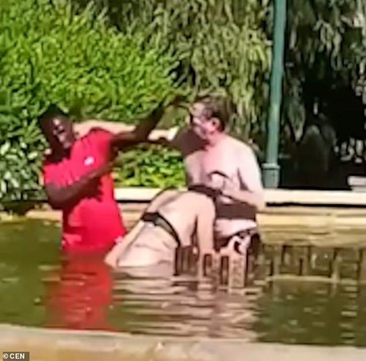 Şehrin göbeğinde korkunç olay! Yarı çıplak haldeki kadını süs havuzunda boğmaya çalıştı G3