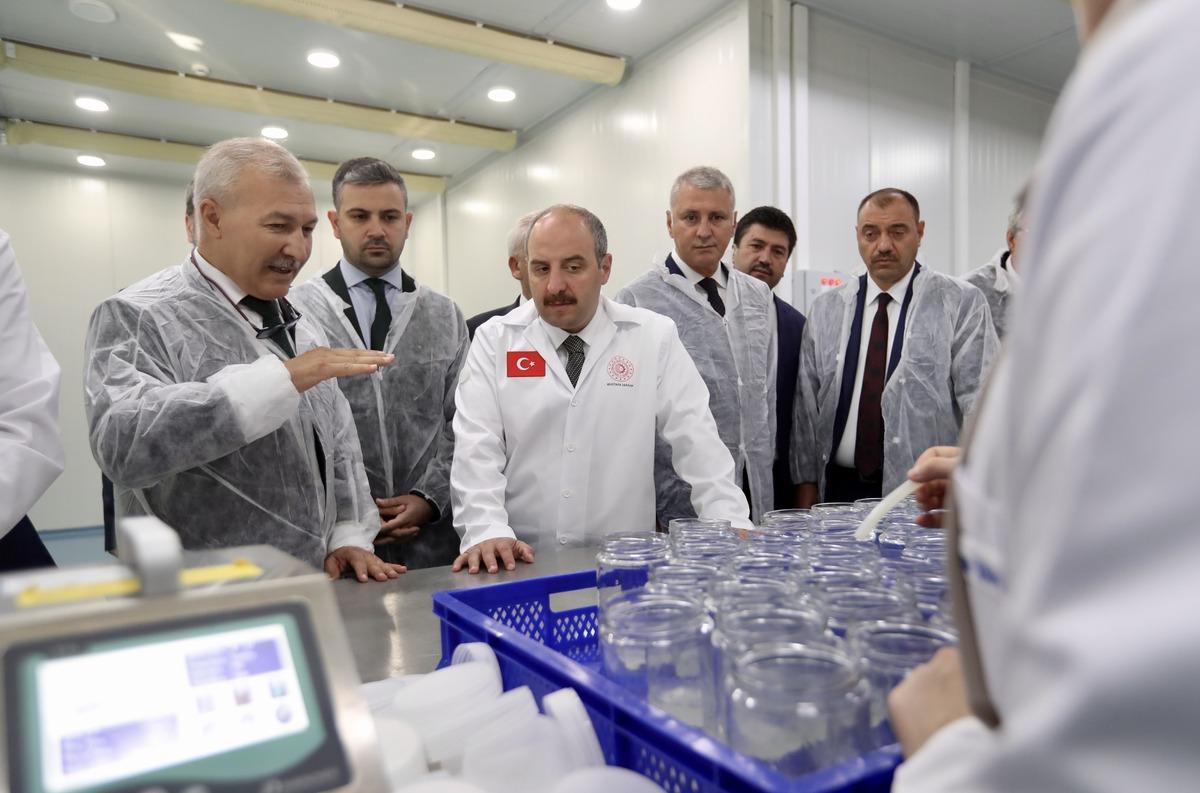 Bakan Varank, Sakarya'da Seracılık M&uuml;kemmeliyet Merkezi'ni gezdi: